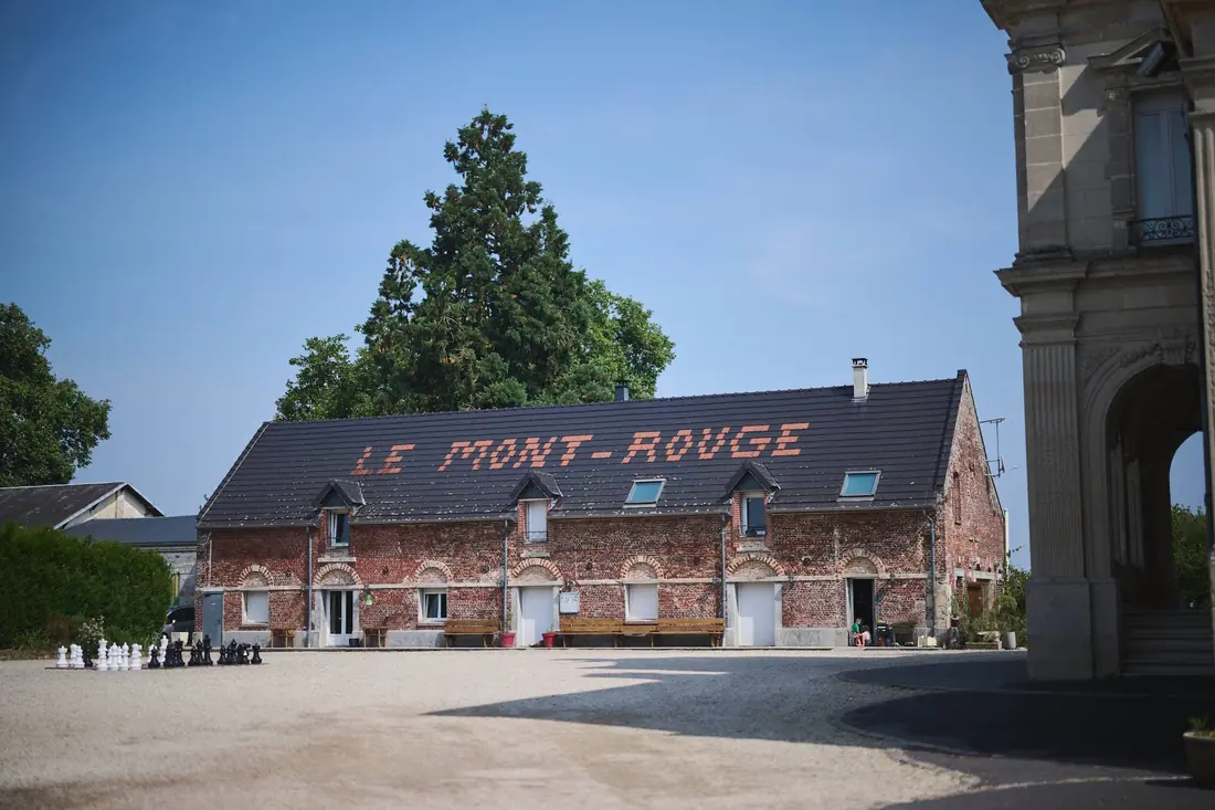 Un domaine au caractère affirmé, entre bâtisses en briques et grands espaces