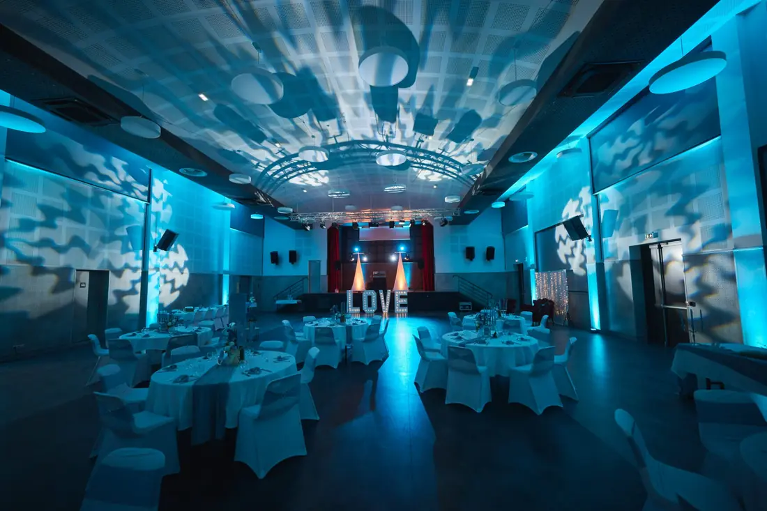Une salle de réception transformée par les jeux de lumière et la décoration