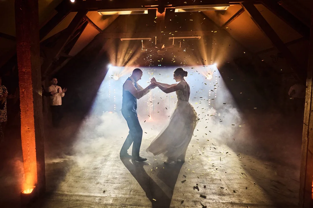 Fumée et lumière dorée, une salle bien pensée pour l'ambiance de soirée