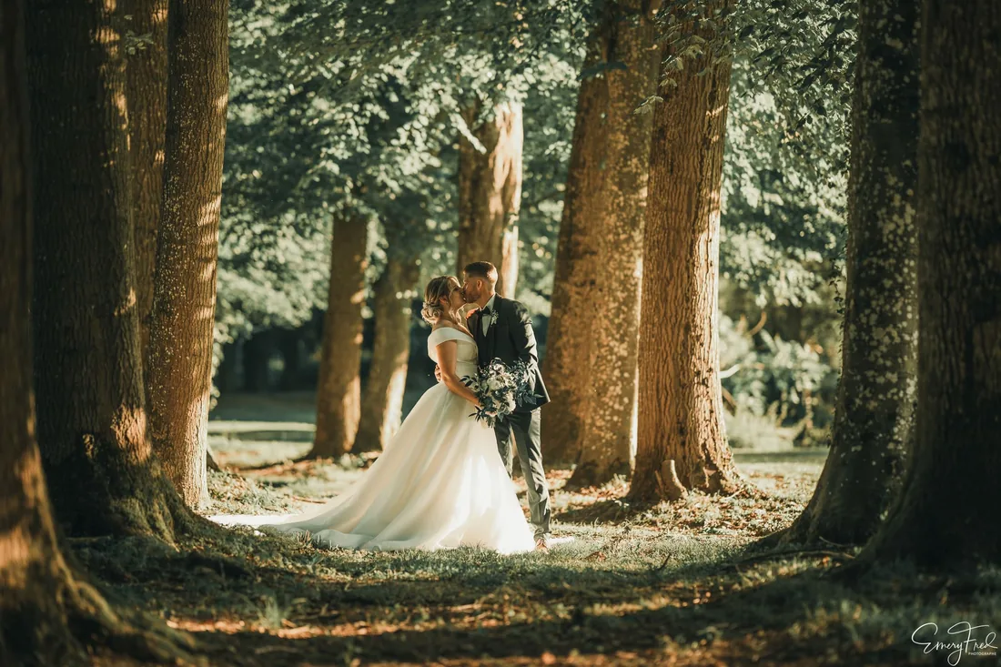 Séance photo de couple, baiser sous les arbres