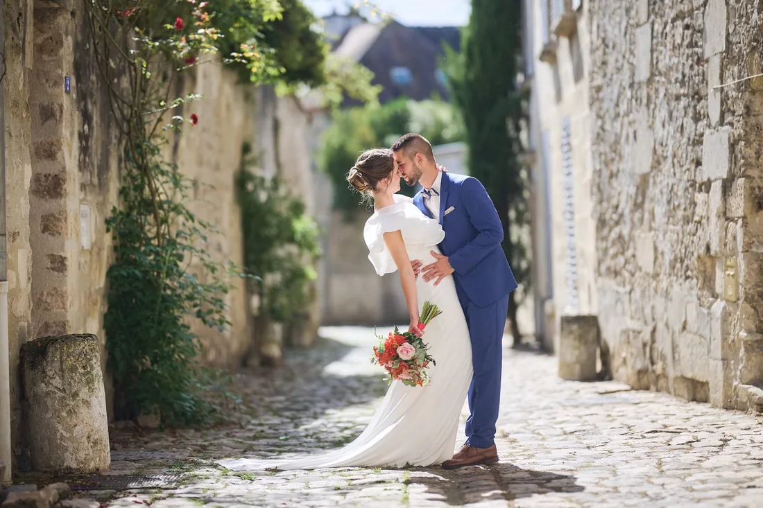 Séance photo de couple, tendresse dans une ruelle en pierre