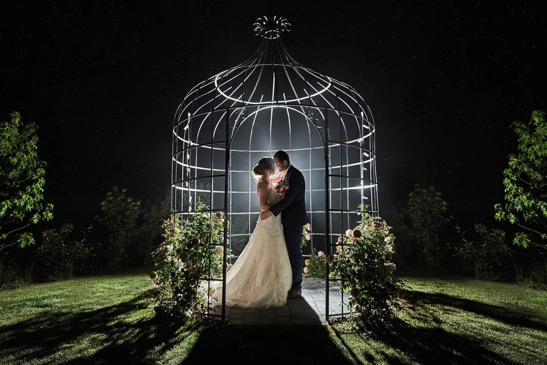 Portrait de nuit sous la gloriette illuminée