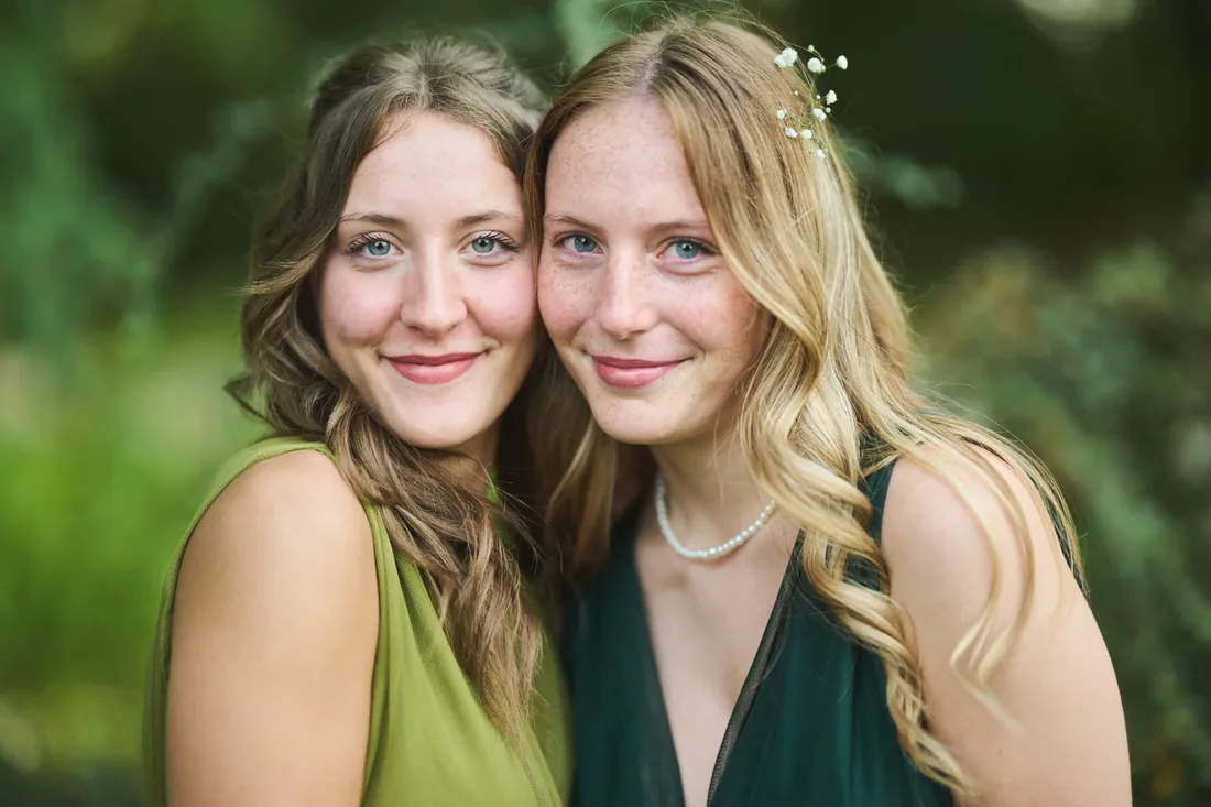 Vin d'honneur, portrait complice entre invitées