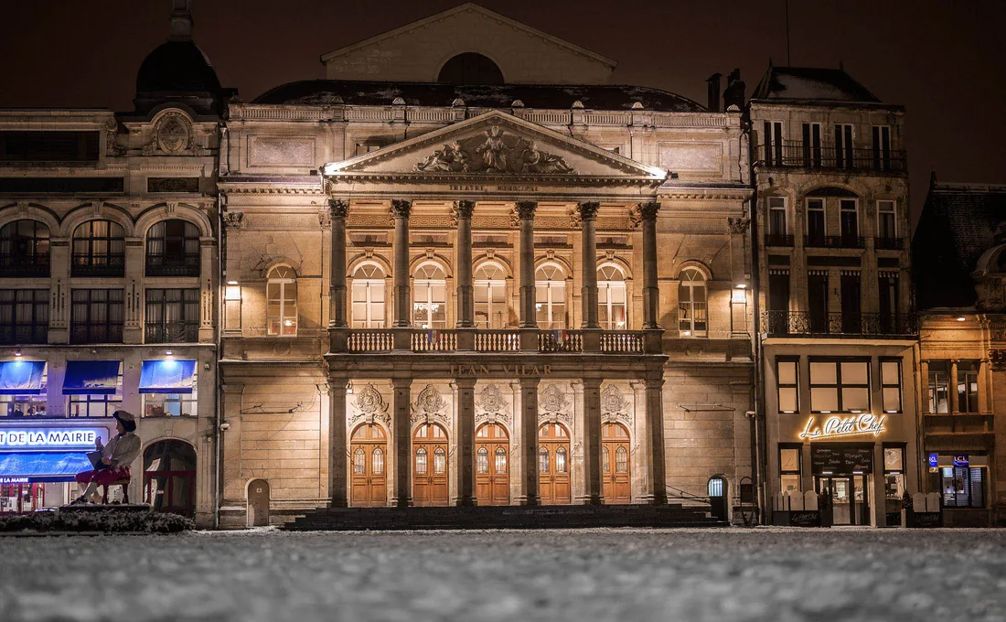Façade monumentale illuminée, symétrie nocturne