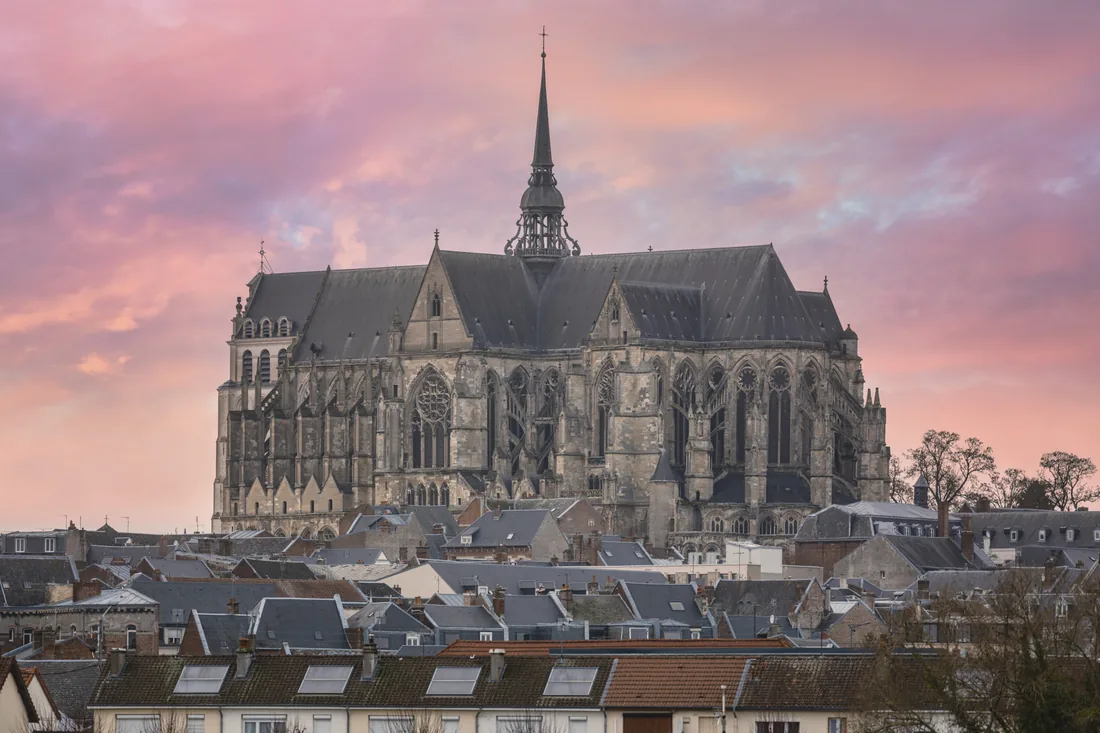 La collégiale dominant la ville, ciel rosé