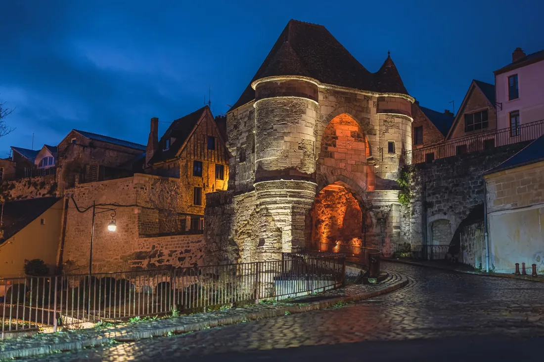 Porte fortifiée à la tombée du jour