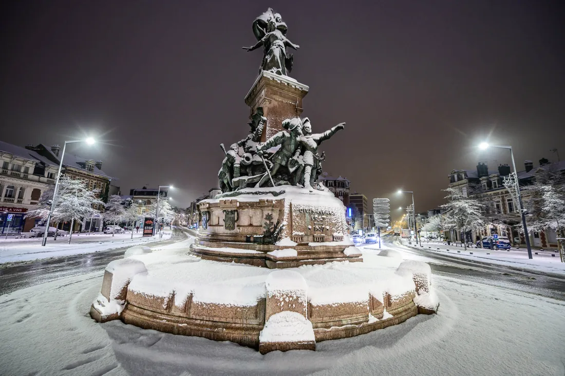 Monument sous la neige, ambiance nocturne