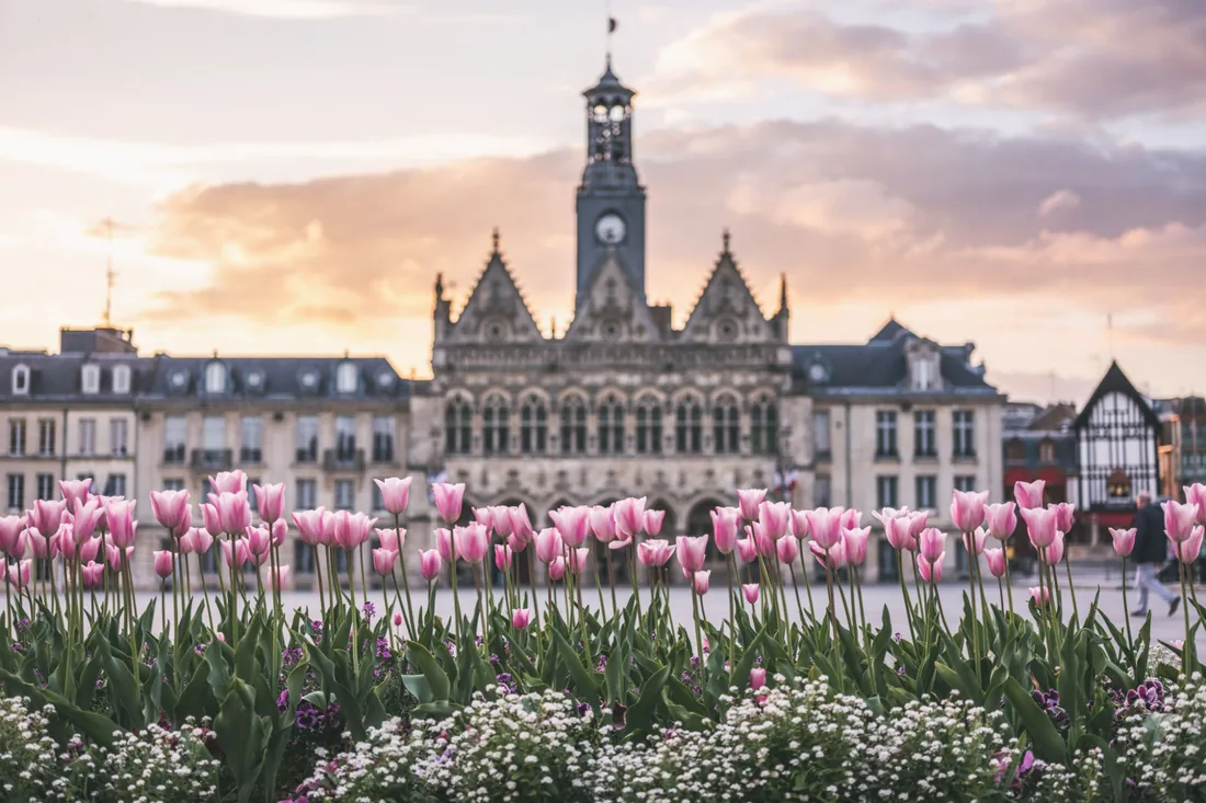 Hôtel de ville et tulipes au printemps