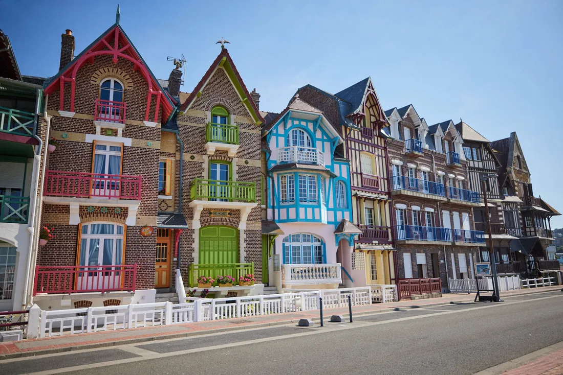 Façades colorées, ruelle pittoresque