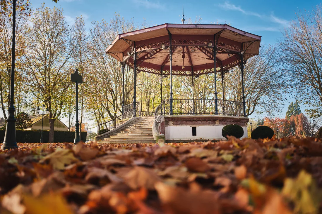 Kiosque à musique, feuilles d'automne au premier plan