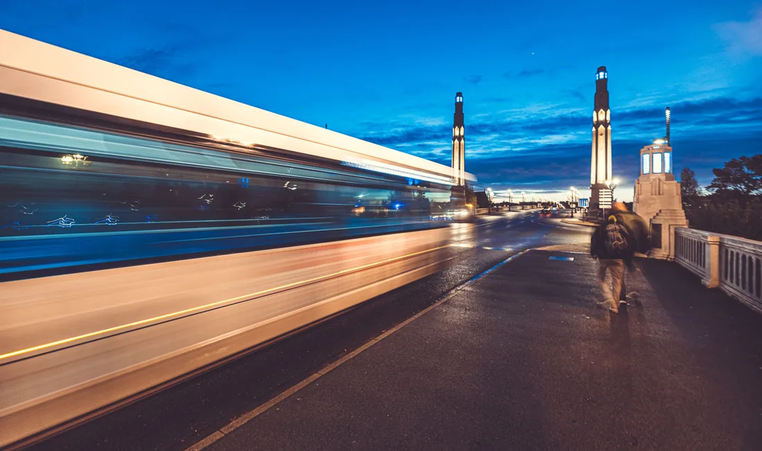 Filés de lumière sur le pont, heure bleue