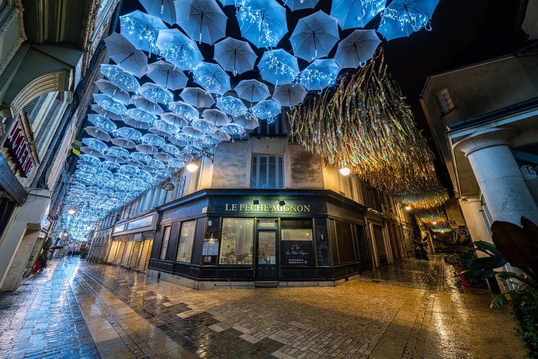 Installation lumineuse bleue, ruelle commerçante