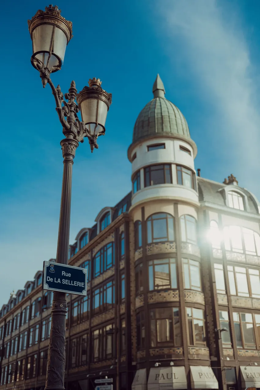 Réverbère et tourelle, lumière de fin de journée