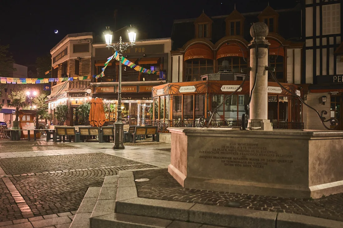 Terrasse de café, ambiance nocturne