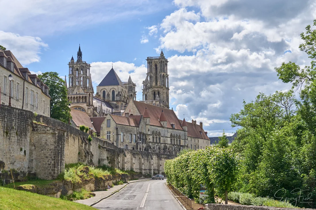 Remparts et allée, patrimoine fortifié