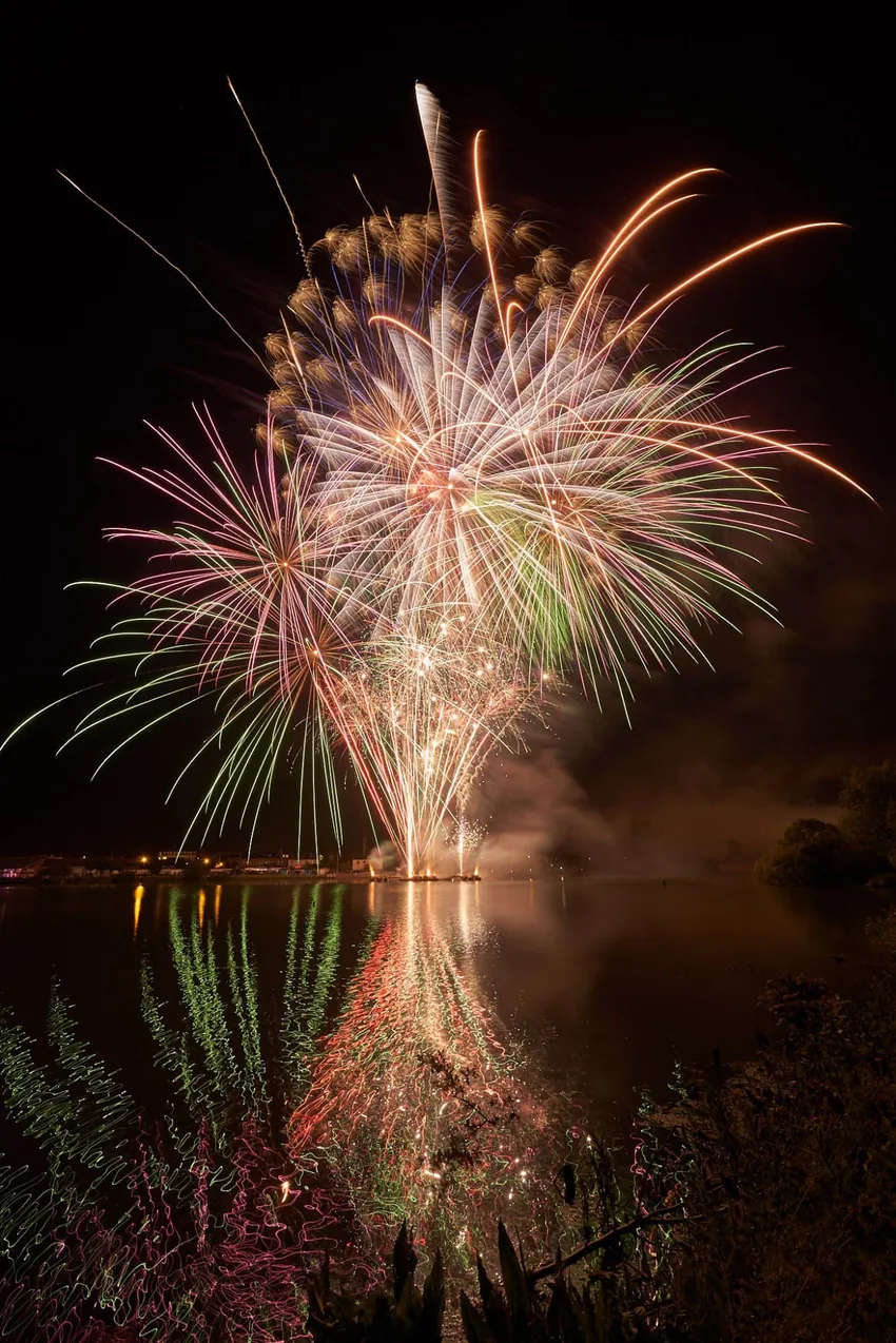 Feu d'artifice, reflet sur l'eau