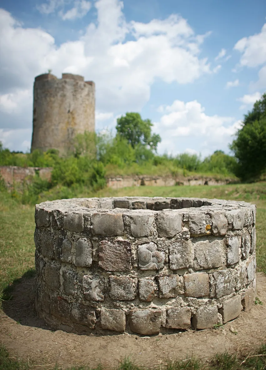 Vieux puits et donjon en ruine, vestige médiéval