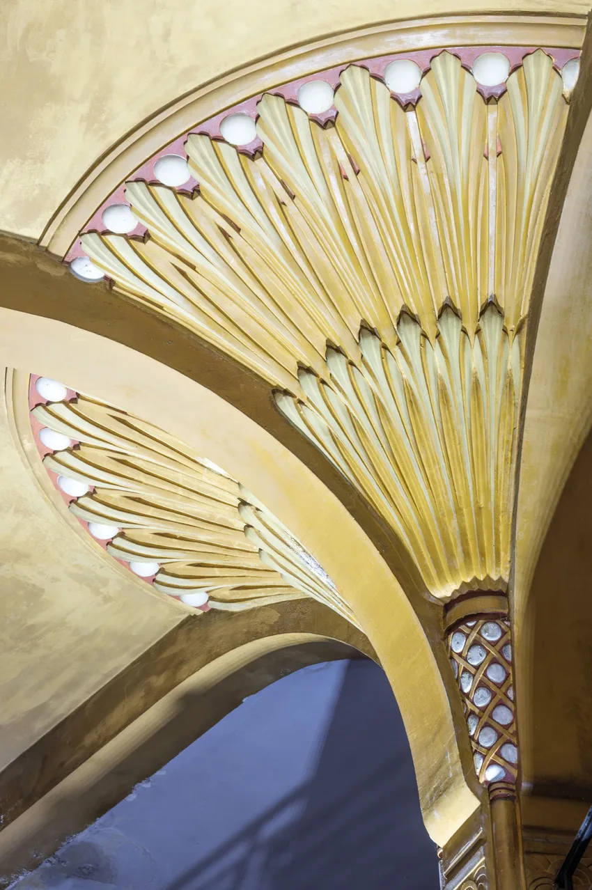 Détail doré, éventail architectural