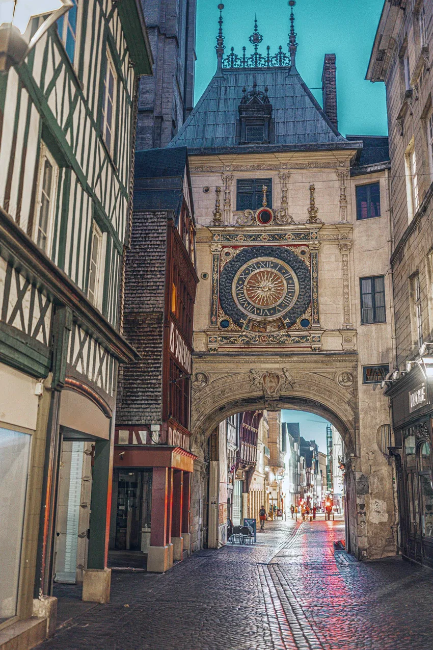 Horloge astronomique, angle de rue