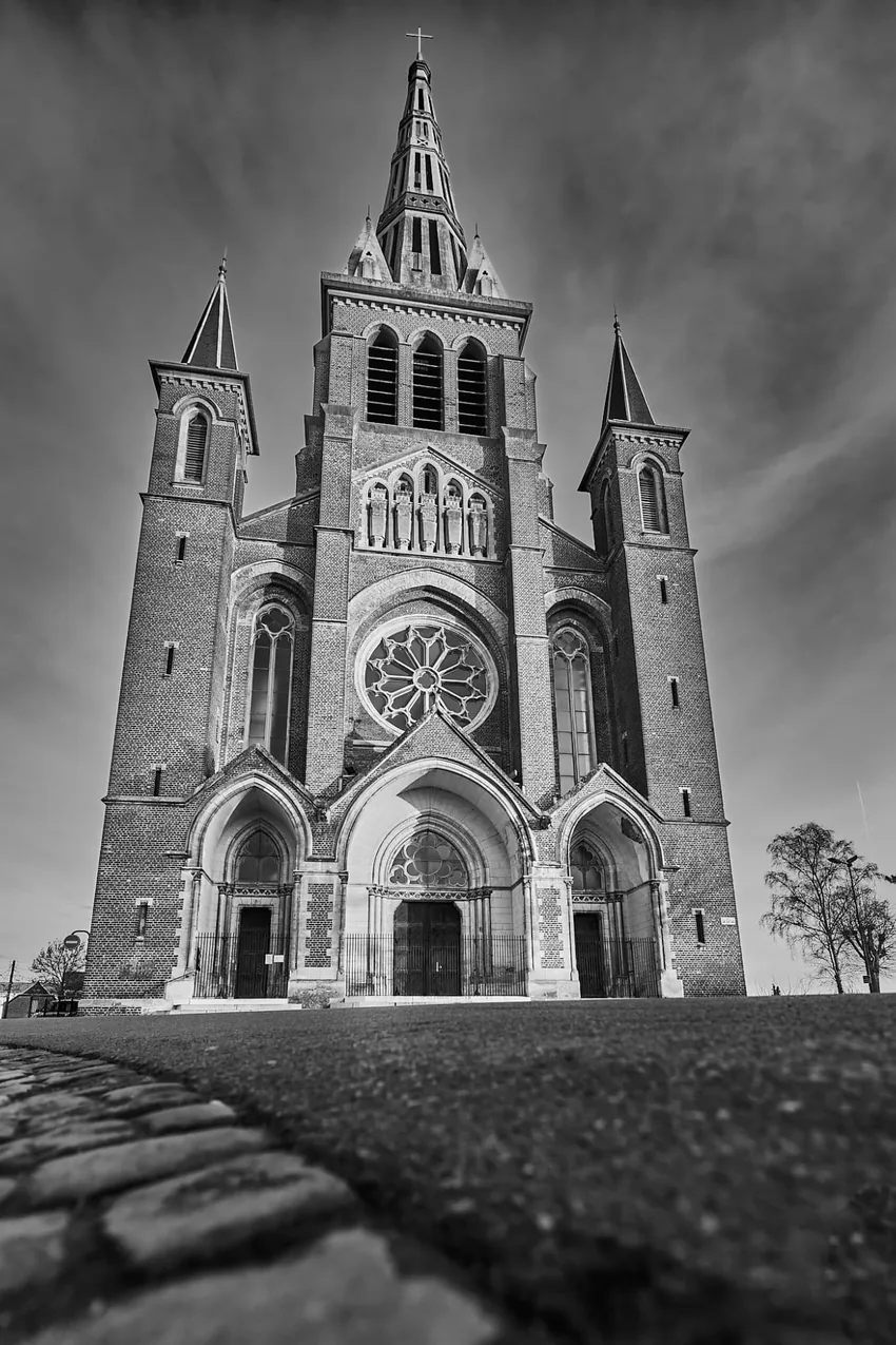 Façade gothique en noir et blanc