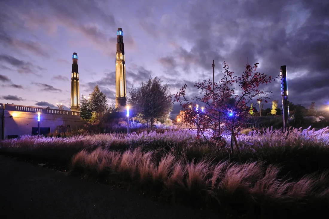 Sculptures illuminées, jardin nocturne