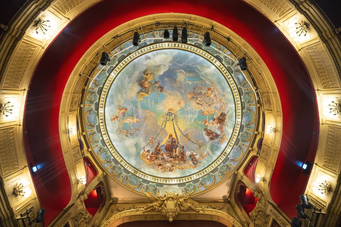 Plafond peint du théâtre, ambiance dorée