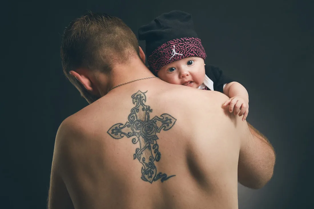 Blotti contre l'épaule de papa