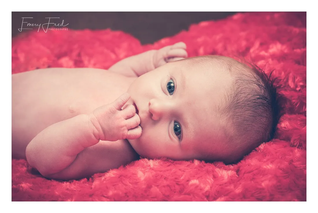 Petits doigts, regard curieux