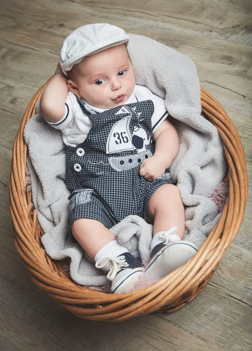 Petit gentleman au bonnet