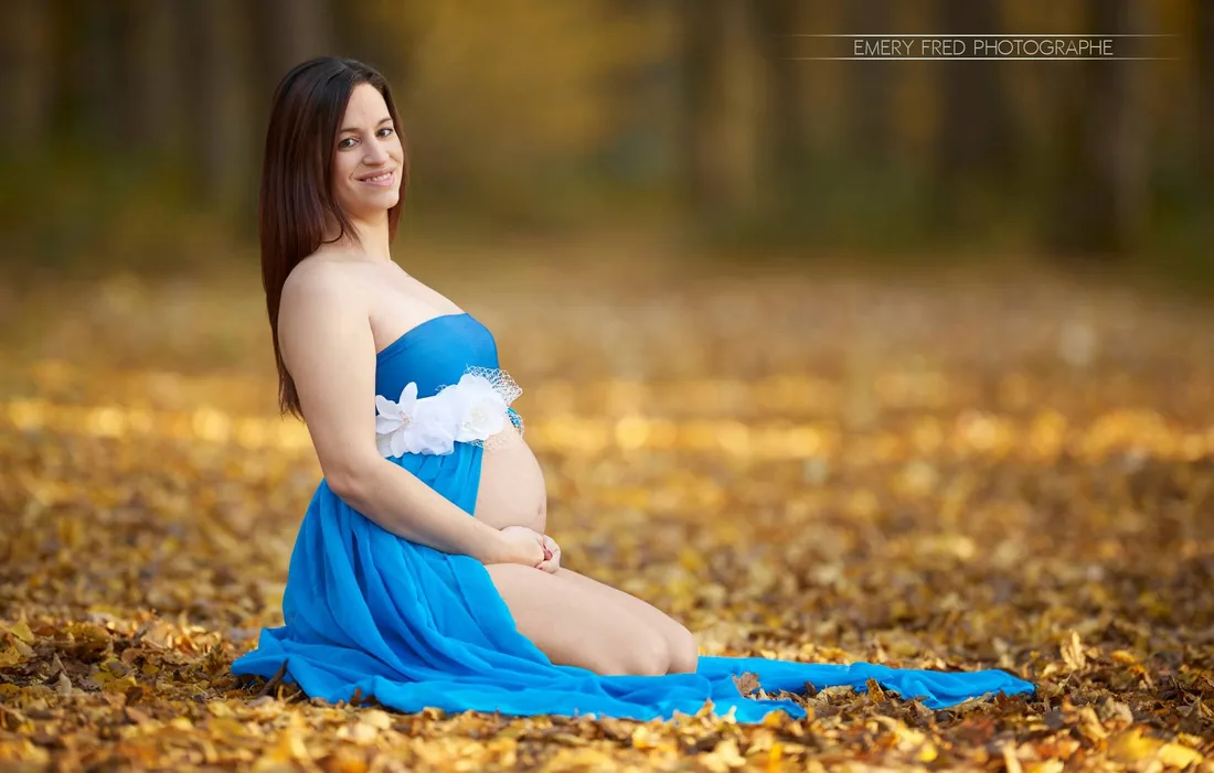 Robe bleue, feuilles d'automne