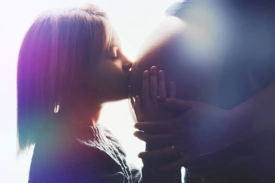 Un baiser sur le ventre rond