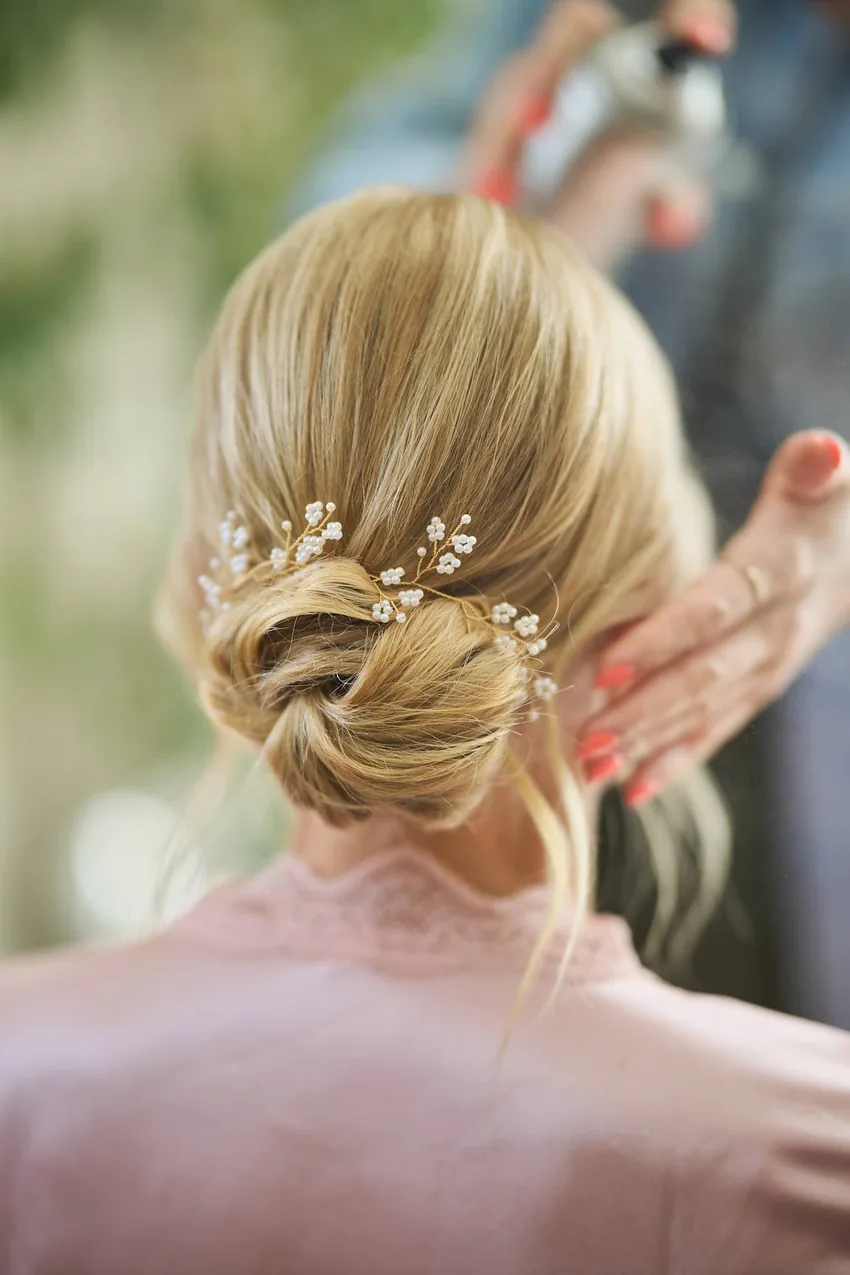 Préparatifs, la coiffure de la mariée