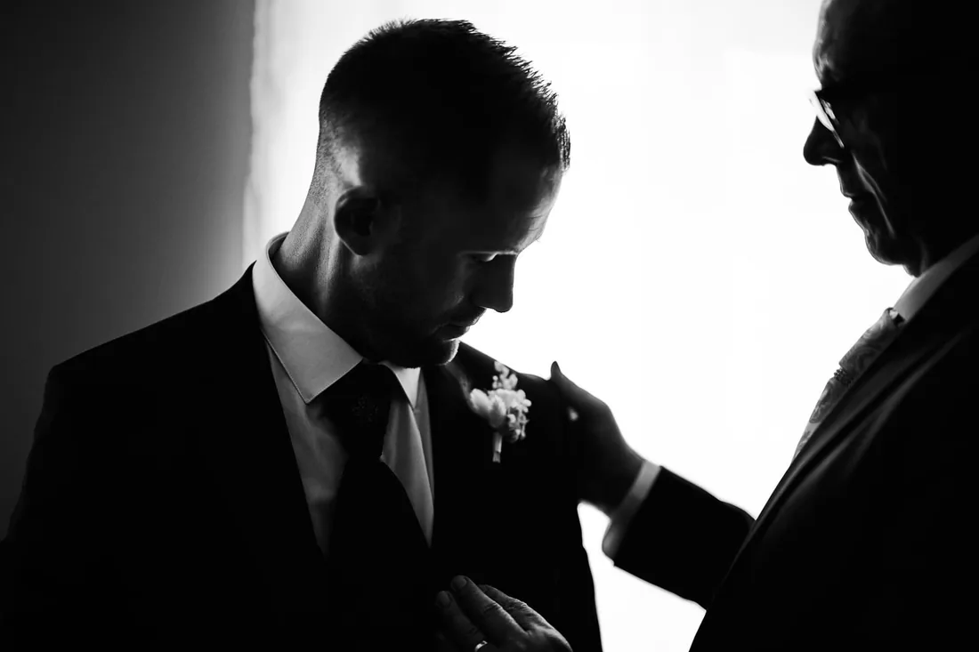 Préparatifs, ajustement de la boutonnière du marié