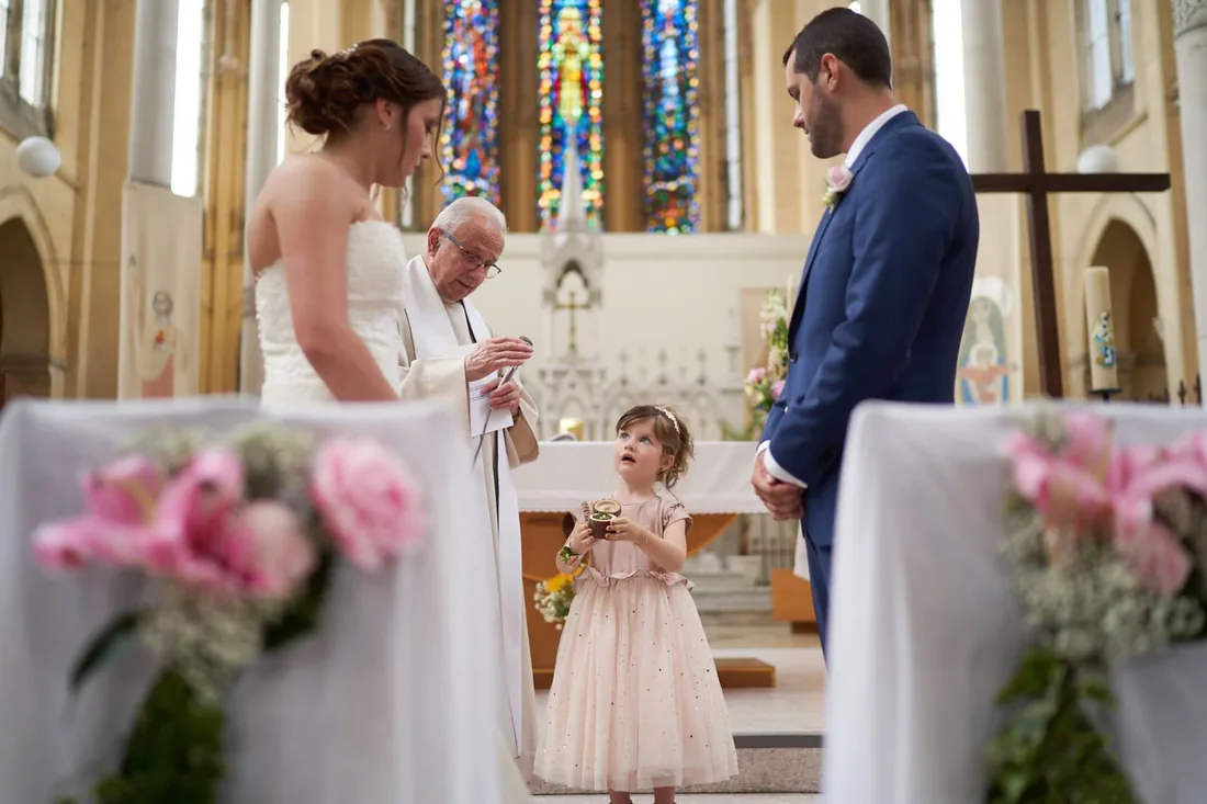Cérémonie religieuse, la fillette porte les alliances