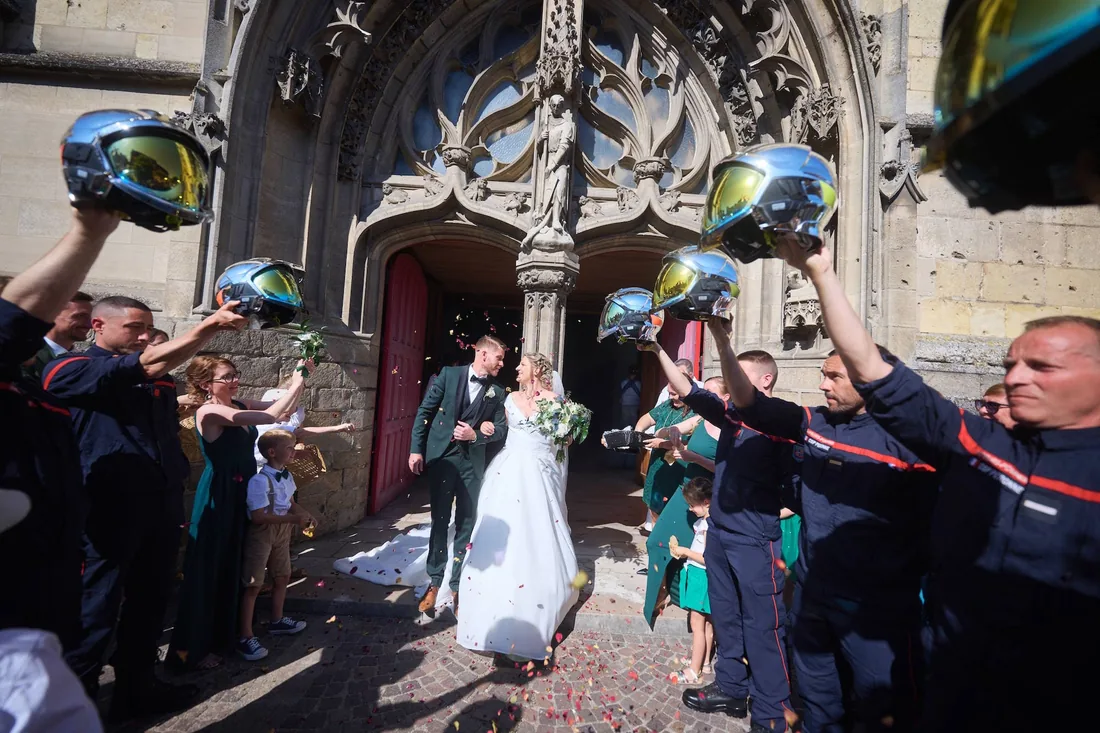 Sortie d'église sous une haie d'honneur de pompiers