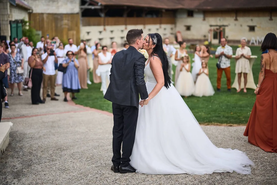 Sortie de cérémonie, baiser devant les invités