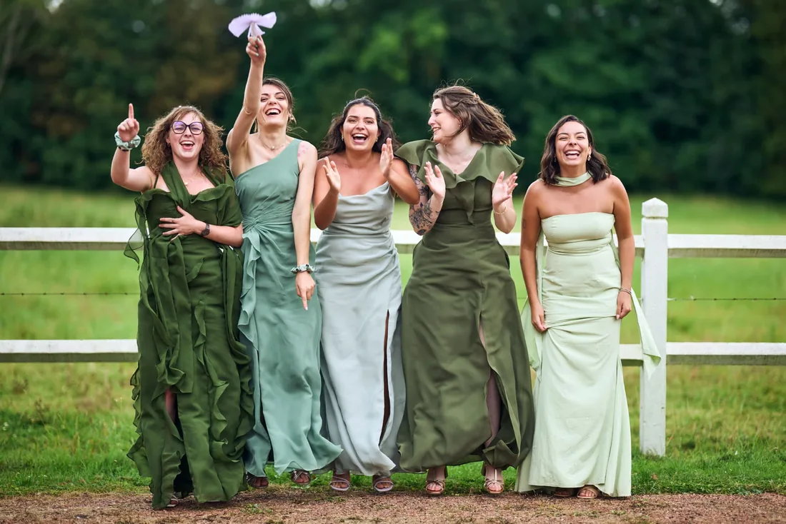Demoiselles d'honneur en robes vertes, rires complices