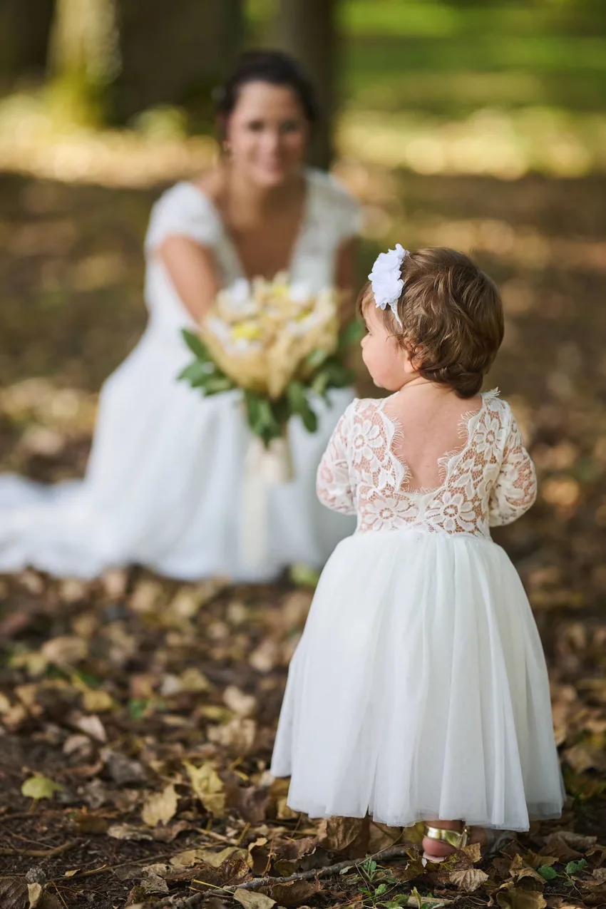La demoiselle d'honneur rejoint la mariée