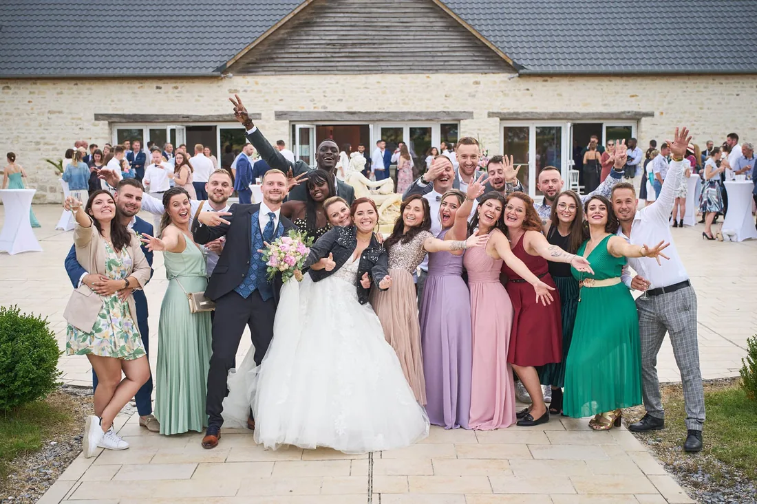 Photo de groupe joyeuse avec les témoins