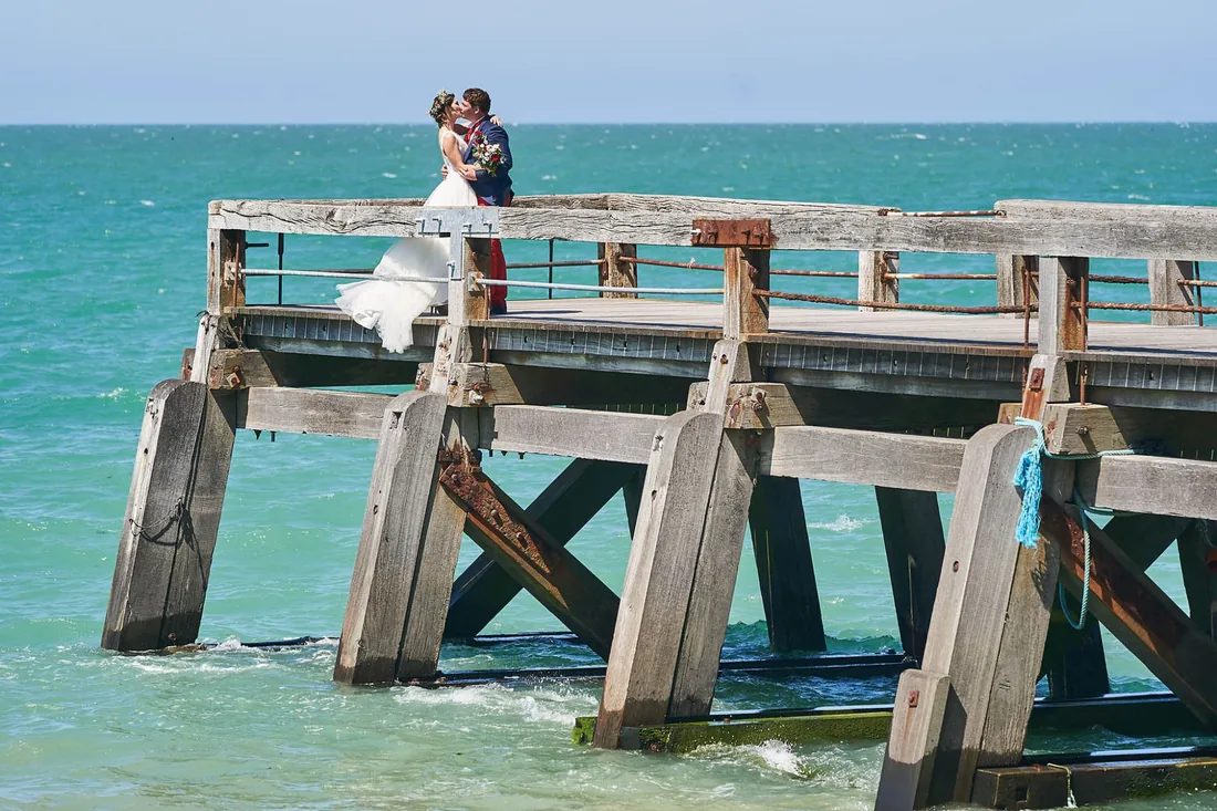 Baiser sur un ponton, mer turquoise
