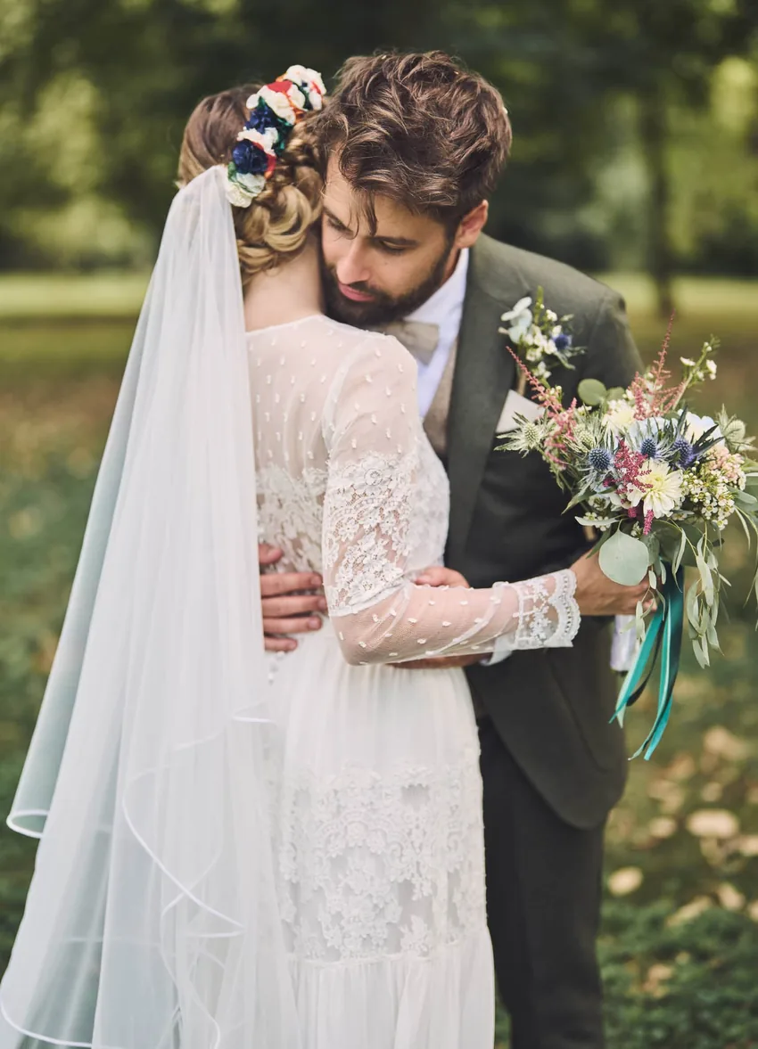 Étreinte, couronne de fleurs