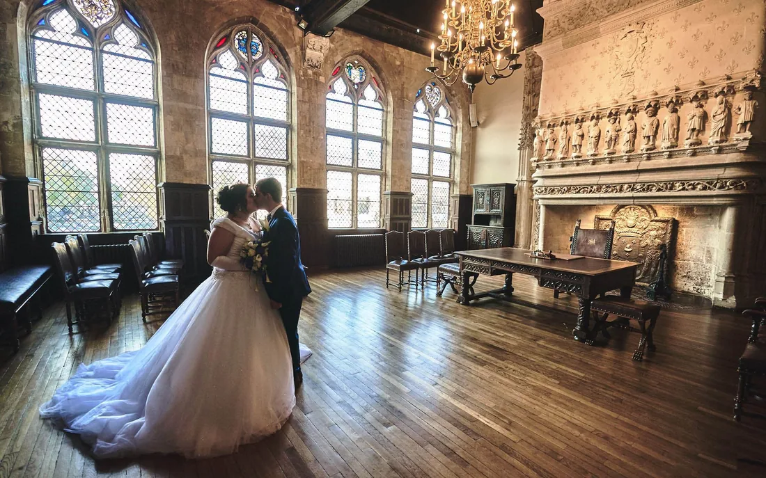 Baiser dans une salle de château, vitraux et cheminée