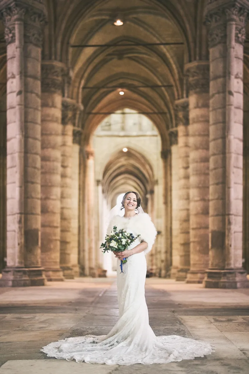 Portrait de la mariée sous les arcades de la Basilique de Saint-Quentin