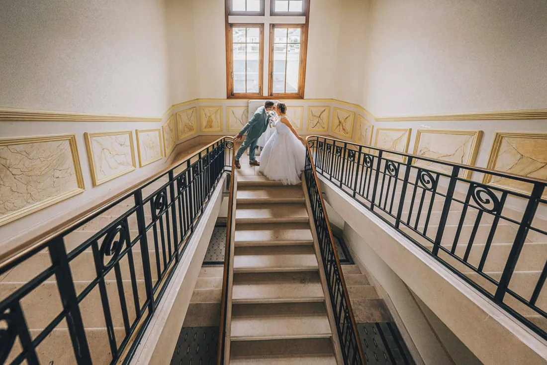 Baiser sur un grand escalier de château