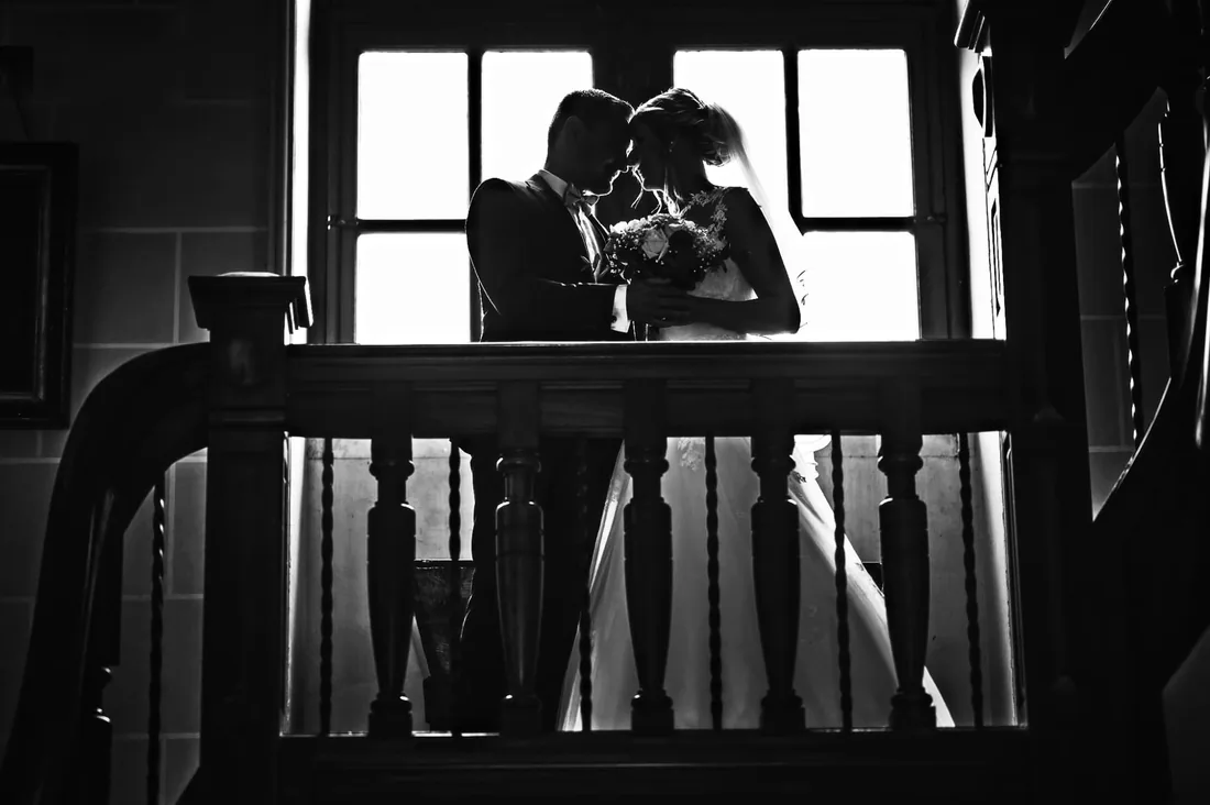 Silhouette du couple à l'étage, escalier