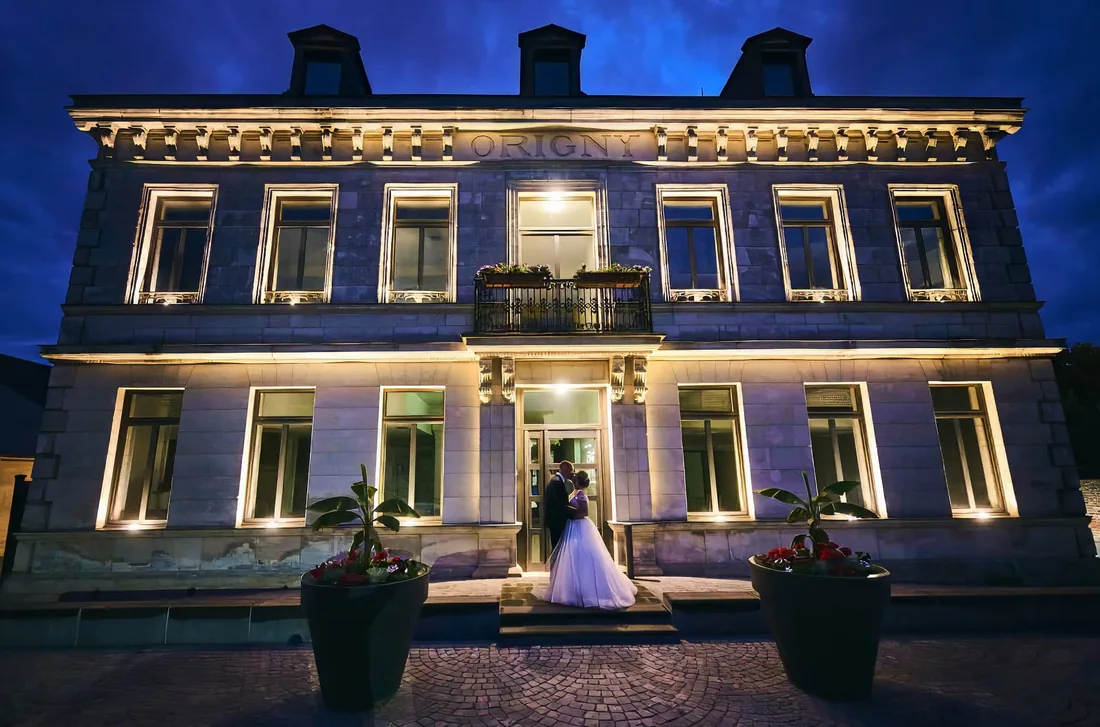 Baiser devant la façade illuminée du château
