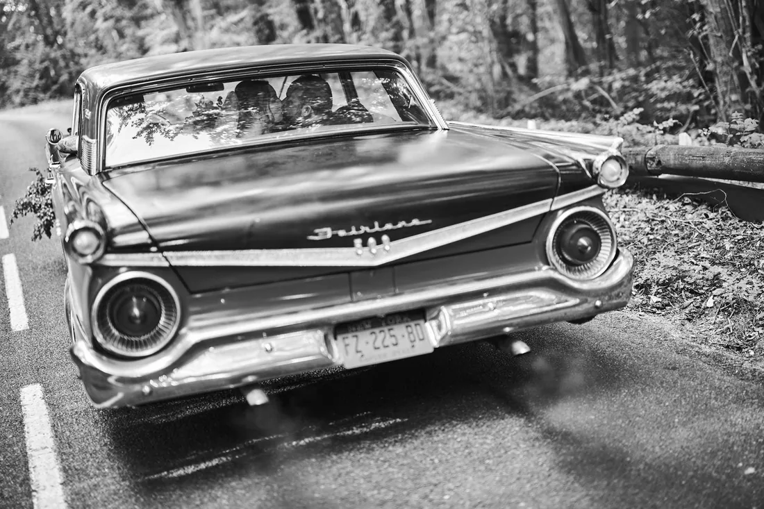 Gros plan sur la calandre d'une voiture ancienne