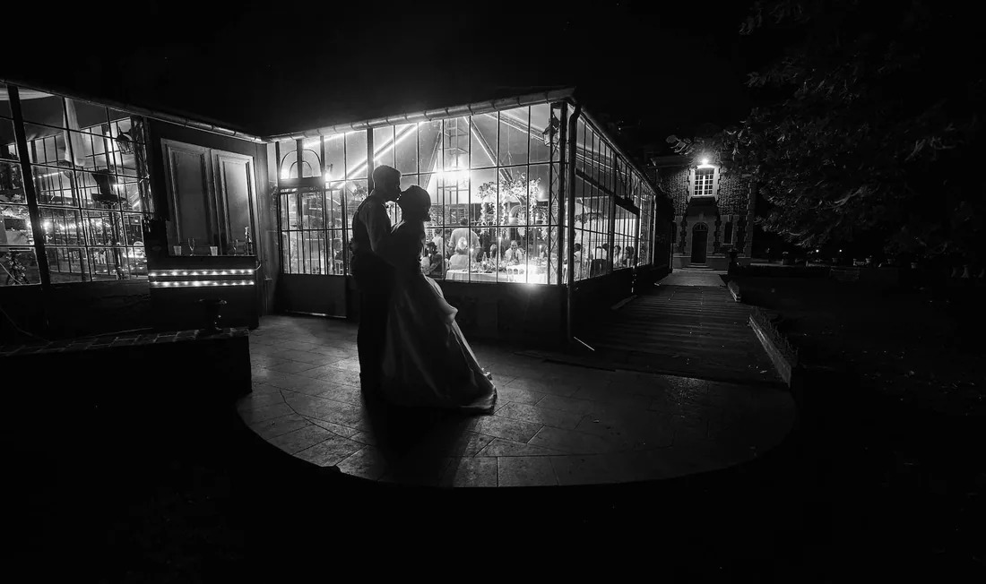 Silhouette du couple devant une véranda illuminée