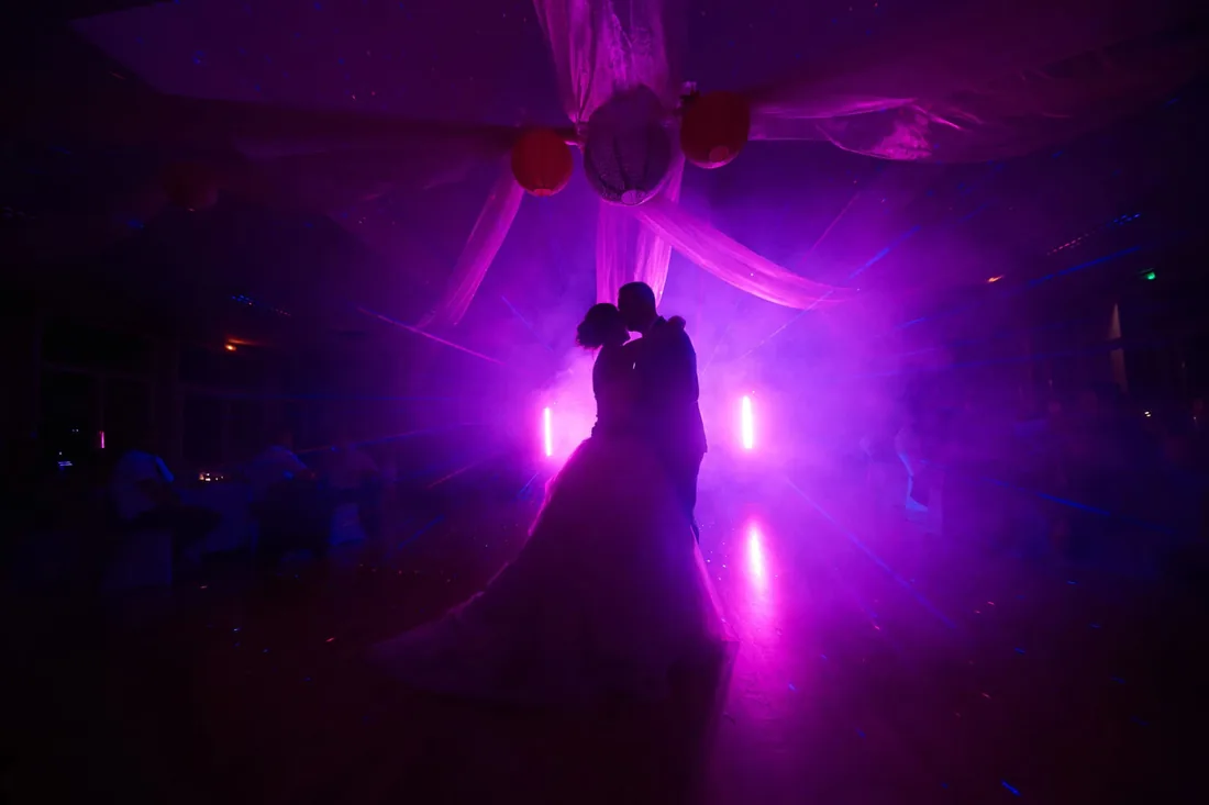 Silhouette sur la piste de danse, lumières violettes