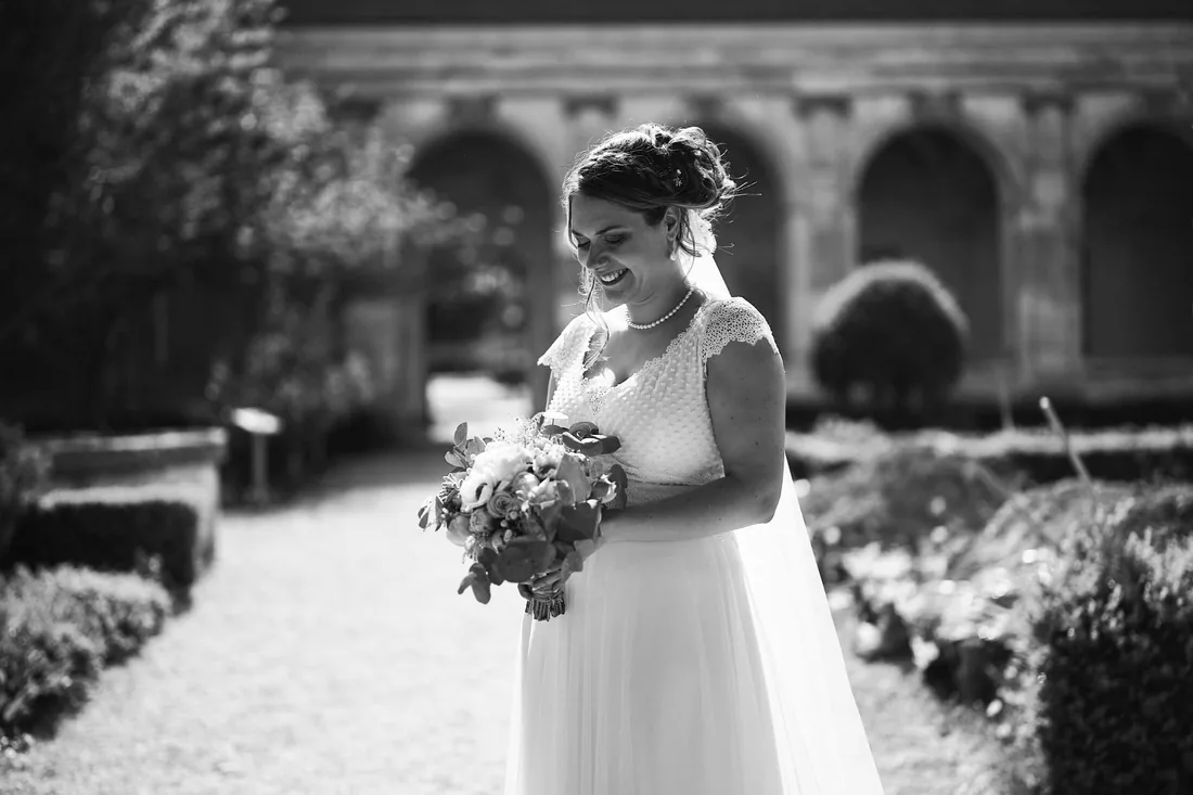 Portrait souriant de la mariée dans les jardins